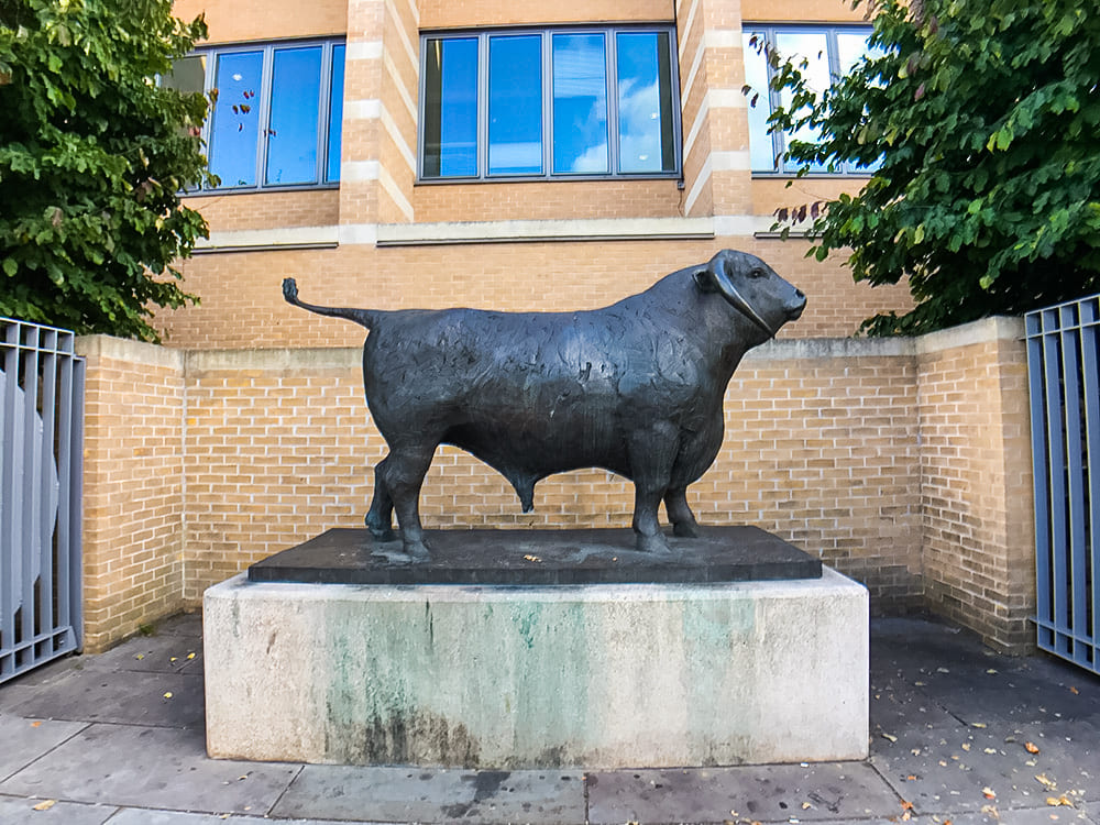 牛津 Oxford 牛津車站公牛銅像